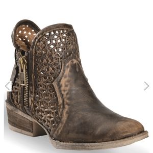 CIRCLE G WOMEN'S BROWN CUT-OUT SHORT BOOTS